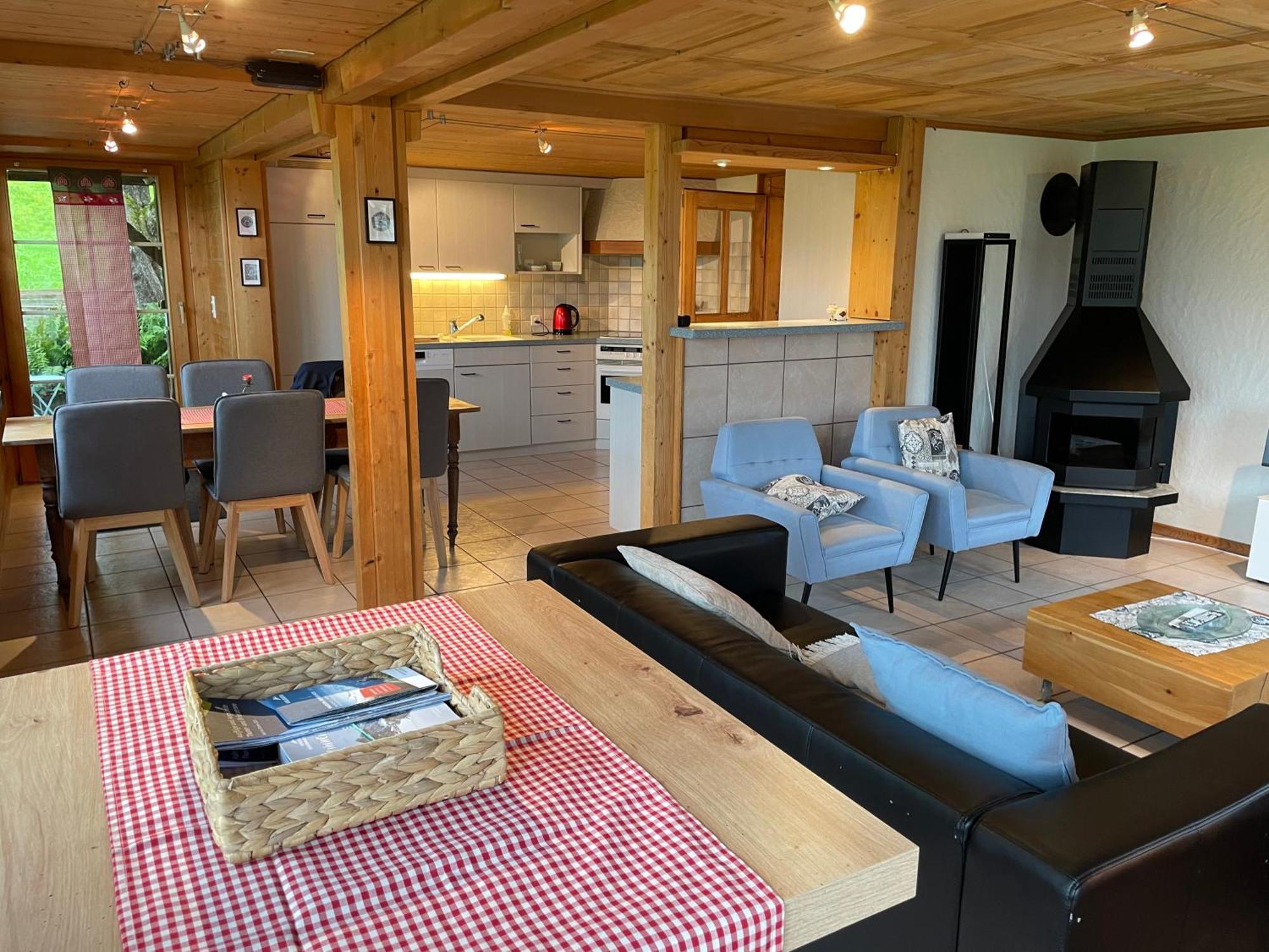 Edelweiss 4 Zi Ferienwohnung In Landhaus Frutigen Luaran gambar